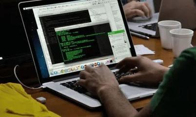 代碼與情感的斷裂 當技術開發者的婚姻遭遇網絡迷思